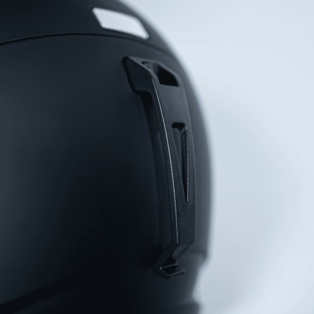 Steeze snowboard helmet - goggle strap retention clip